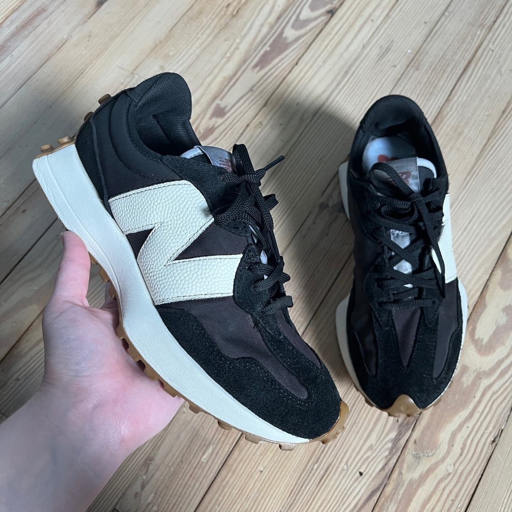New Balance 327 Sneakers Womens 10D Black White Gum Retro Running Shoes WS327BL